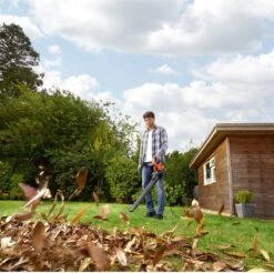 Black & Decker BLACK+DECKER BEBLV300SB-QS Bladblazer - 404 Km/u - 3000W - Zuig-/blaasfunctie - Gesnoerd -Tuingereedschap Winkel 1200x1195 1