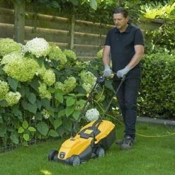 Powerplus POWXG6212T Elektrische Grasmaaier - Grasmachine Voor Kleine En Middelgrote Tuin - 1300W - Maaibreedte 320mm - Verstelbare Maaihoogte - 30L Opvangbak - Incl. Grastrimmer 250W 13 Powerplus POWXG6212T Elektrische Grasmaaier - Grasmachine Voor Kleine En Middelgrote Tuin - 1300W - Maaibreedte 320mm - Verstelbare Maaihoogte - 30L Opvangbak - Incl. Grastrimmer 250W -Tuingereedschap Winkel 1200x1200 280