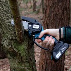 NovarGarden® Mini Kettingzaag NG1 - Met 2x Accu - Takkenzaag - Snoeizaag - Electrisch - Handzaag - Boomzaag - 21V -Tuingereedschap Winkel 1200x1200 541