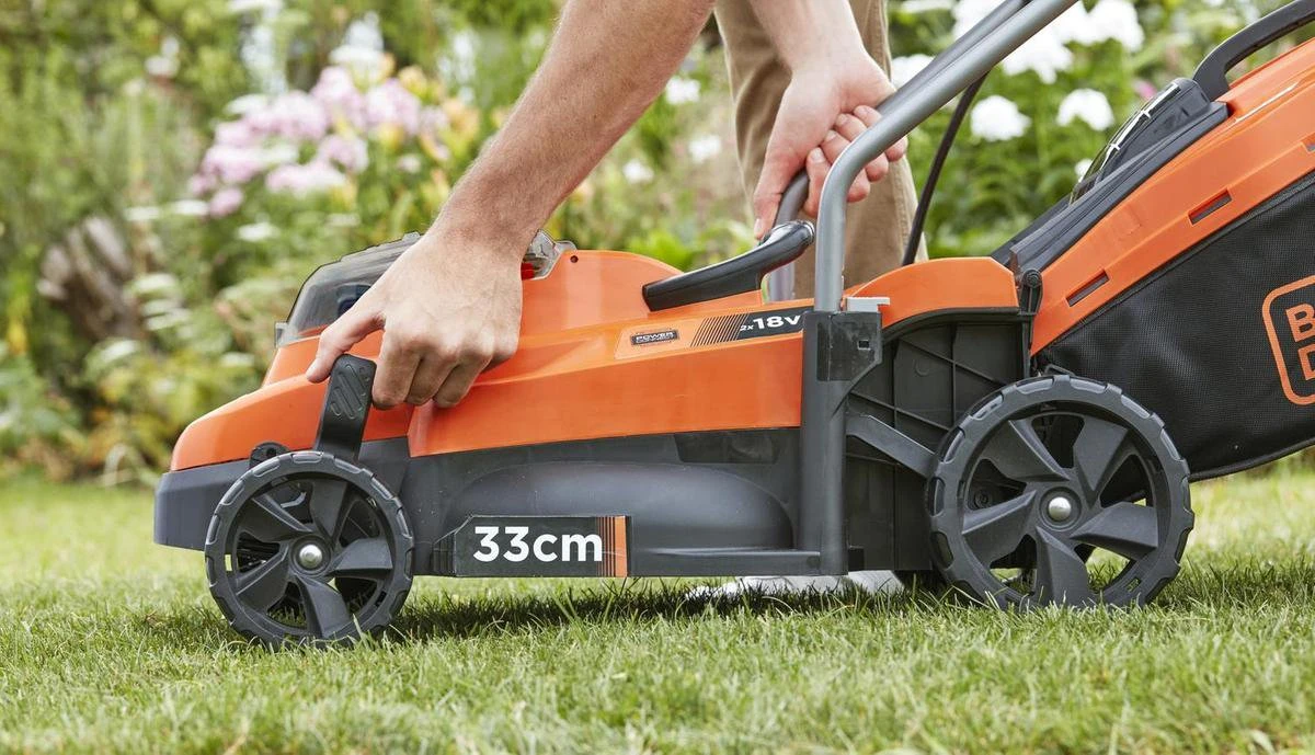 Black & Decker BLACK+DECKER BCMW3318L2-QW Grasmaaier - 18V - 33cm - Incl. 2 Accu's En Lader 4 Black & Decker BLACK+DECKER BCMW3318L2-QW Grasmaaier - 18V - 33cm - Incl. 2 Accu's En Lader - Afbeelding 2