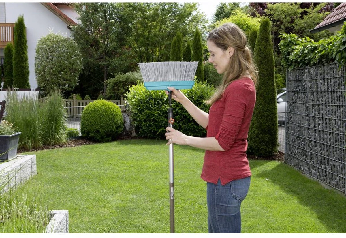 GARDENA Combisystem Terrasbezem - Breedte 32cm - Geadviseerde Steellengte 130cm 6 GARDENA Combisystem Terrasbezem - Breedte 32cm - Geadviseerde Steellengte 130cm - Afbeelding 4