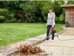 Black & Decker BLACK+DECKER BEBLV300SB-QS Bladblazer - 404 Km/u - 3000W - Zuig-/blaasfunctie - Gesnoerd -Tuingereedschap Winkel 1200x911 1