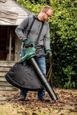 Bosch UniversalGardenTidy 2300 Bladblazer - Op Snoer - 2300 W -Tuingereedschap Winkel 800x1200 1