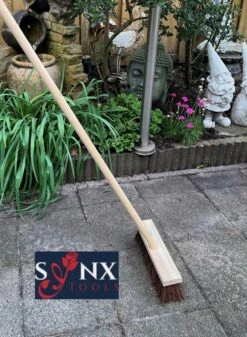 Synx Tools Bezem - Stadsbezem 30 Cm - Buitenveger - Veger - Steel 120 Cm - Harde Natuurvezels - Straatbezem - Bezems - Buitenbezem - Tuinbezem -Tuingereedschap Winkel 880x1200 2